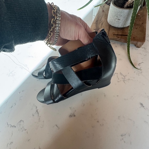 SOFFT WOMEN'S WEDGES SIZE 9 BRAND NEW BLACK LEATHER ZIPPER IN BACK - Picture 1 of 9